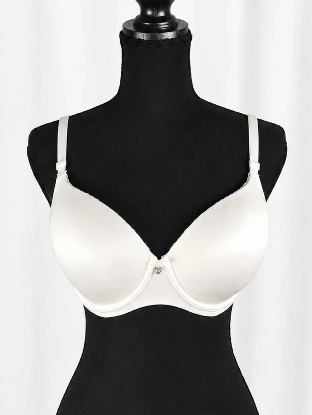 👚 NWT Victoria’s Secret White Smooth Underwire Bra Molded Cups Heart Charm 36D